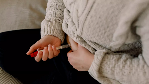 10. Bà mẹ lớn tuổi nhất mang thai thành công. Maria del Carmen Bousada Lara tiến hành thụ tinh trong ống nghiệm ở California, Mỹ. Thời điểm đó, Maria đã khai sai tuổi thật với phòng khám 11 tuổi để được tiến hành thụ thai. Năm 2006, bà sinh nở thành công sau khi mang thai đủ ngày, được công nhận là người mẹ lớn tuổi nhất mang thai thành công khi 67 tuổi.