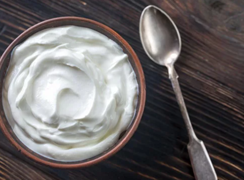 Bên cạnh đó, sữa chua được lên men nên vừa giàu canxi vừa chứa thành phần axit lactic, giúp việc hấp thụ canxi trở nên dễ dàng hơn.