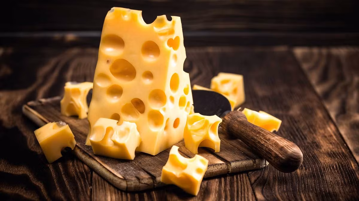 Hàm lượng canxi trong phô mai cao gấp đôi sữa, đồng thời chứa nhiều calo nhưng ít lactose hơn sữa. Đây là nguồn bổ sung canxi tuyệt vời thay thế sữa, phù hợp với trẻ em và mẹ bầu.