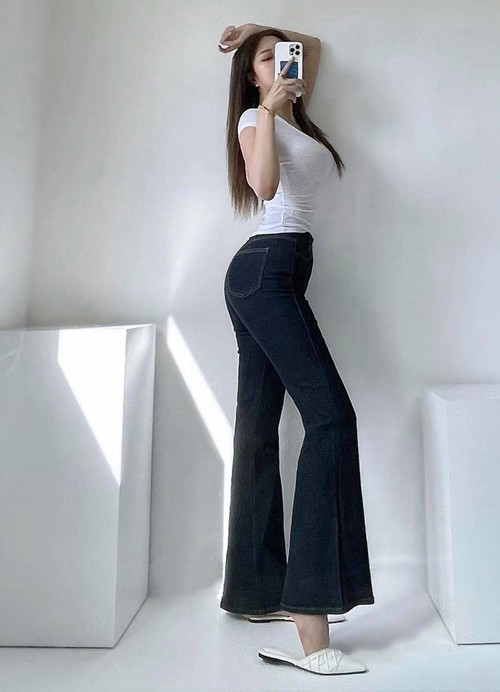 Theo đuổi phong cách thời trang gợi cảm, Choi Somi chuộng mốt váy áo ôm sát với các đường cắt xẻ làm điểm nhấn, dụng tâm o bế vòng 1.