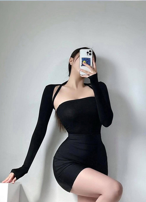 Hiện tại, số đo ba vòng của Choi Somi là 92-62-93cm, chiều cao 1m70, nặng 54kg. Sở hữu thân hình cực phẩm, “Đại hot girl Hàn Quốc” rất biết phối đồ nhằm tôn dáng triệt để.