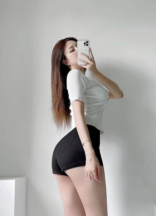 Quả thực để có được vóc dáng đẹp như mơ, Choi Somi đổ không ít mồ hôi trong các phòng tập. Vòng 1 gợi cảm, eo thon, rãnh bụng số 11 cùng hông quả táo là kết quả của sự cố gắng không ngừng. Cô thường thực hiện các bài gập bụng, plank, đẩy tạ và các bài cardio cường độ cao nhằm đốt mỡ thừa, “đúc dáng”.