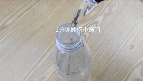 Bước tiếp theo, chuẩn bị dung dịch để tăng tốc độ tan đá trong tủ lạnh. Cho nước ấm nhiệt độ 50°C vào chai nhựa. Mức nhiệt này sẽ làm tăng nhiệt độ ngăn đông, khiến đá tan chảy nhanh hơn mà không ảnh hưởng đến độ bền thiết bị.