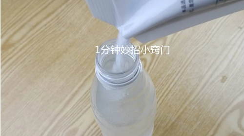 Tiếp tục cho muối ăn vào nước ấm rồi đóng chặt nắp, lắc đều. Bạn cần đảm bảo muối tan hết trong nước, nồng độ muối càng cao, tốc độ đá tan chảy càng nhanh.