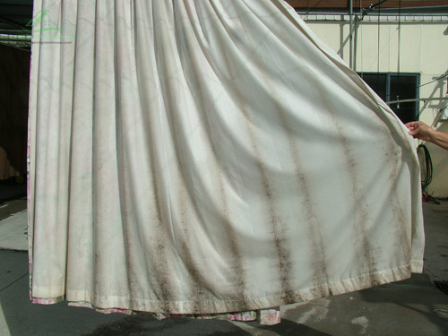 Rèm cửa, thảm trải sàn. Rèm phòng tắm, thảm trải sàn, các góc tường, khớp gạch,... là những nơi có độ ẩm cao, rất thích hợp cho vi khuẩn và nấm mốc phát triển. Không chỉ tiềm ẩn mối nguy sức khỏe từ nấm mốc, bề mặt rèm cửa, thảm còn là nơi trú ngụ rất lâu của cadmium và các sản phẩm phụ của khói thuốc lá. Cadmium là kim loại nặng độc hại, có thể gây ung thư cho người.