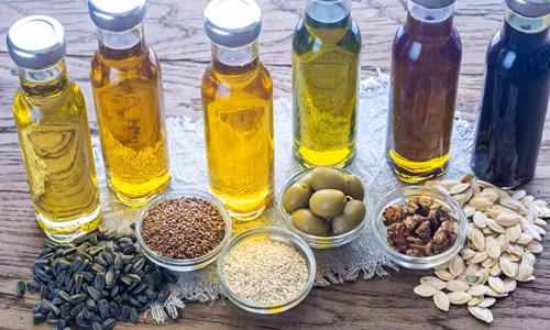 4. Dầu ăn chiết xuất thủ công. Các loại hạt lấy dầu như lạc, ngô,... bảo quản không đúng cách dễ bị mốc, sản sinh độc tố aflatoxin. Một số hạt bề ngoài bình thường nhưng bên trong có thể chứa aflatoxin. Trong khi đó, máy ép dầu nhỏ có các công đoạn đơn giản, thiếu bước loại bỏ chất độc hại, không tinh chế được nguyên liệu. Ăn chúng thường xuyên, bạn không chỉ có nguy cơ tiêu thụ aflatoxin mà còn có thể đưa vào người kim loại nặng, dư lượng thuốc trừ sâu.