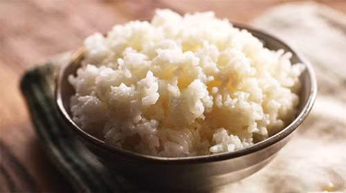 Một chuyên gia dinh dưỡng chia sẻ, họ từng gặp trường hợp thường xuyên ăn cơm thừa và mắc ung thư ở tuổi 40. Tìm hiểu thói quen sinh hoạt của bệnh nhân, ai nấy đều xót xa khi anh này vì tiết kiệm, ngay cả khi cơm có mùi, anh cũng không bỏ mà giữ lại dùng.