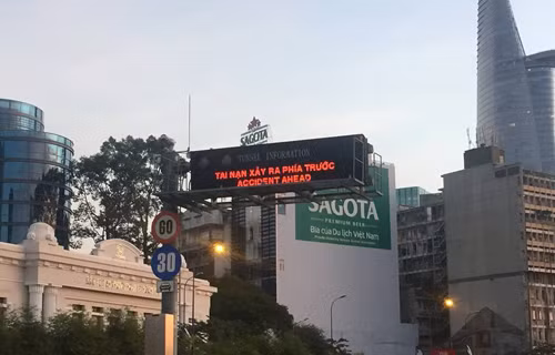 Xe tai vang banh, lat ngang giua ham vuot song Sai Gon