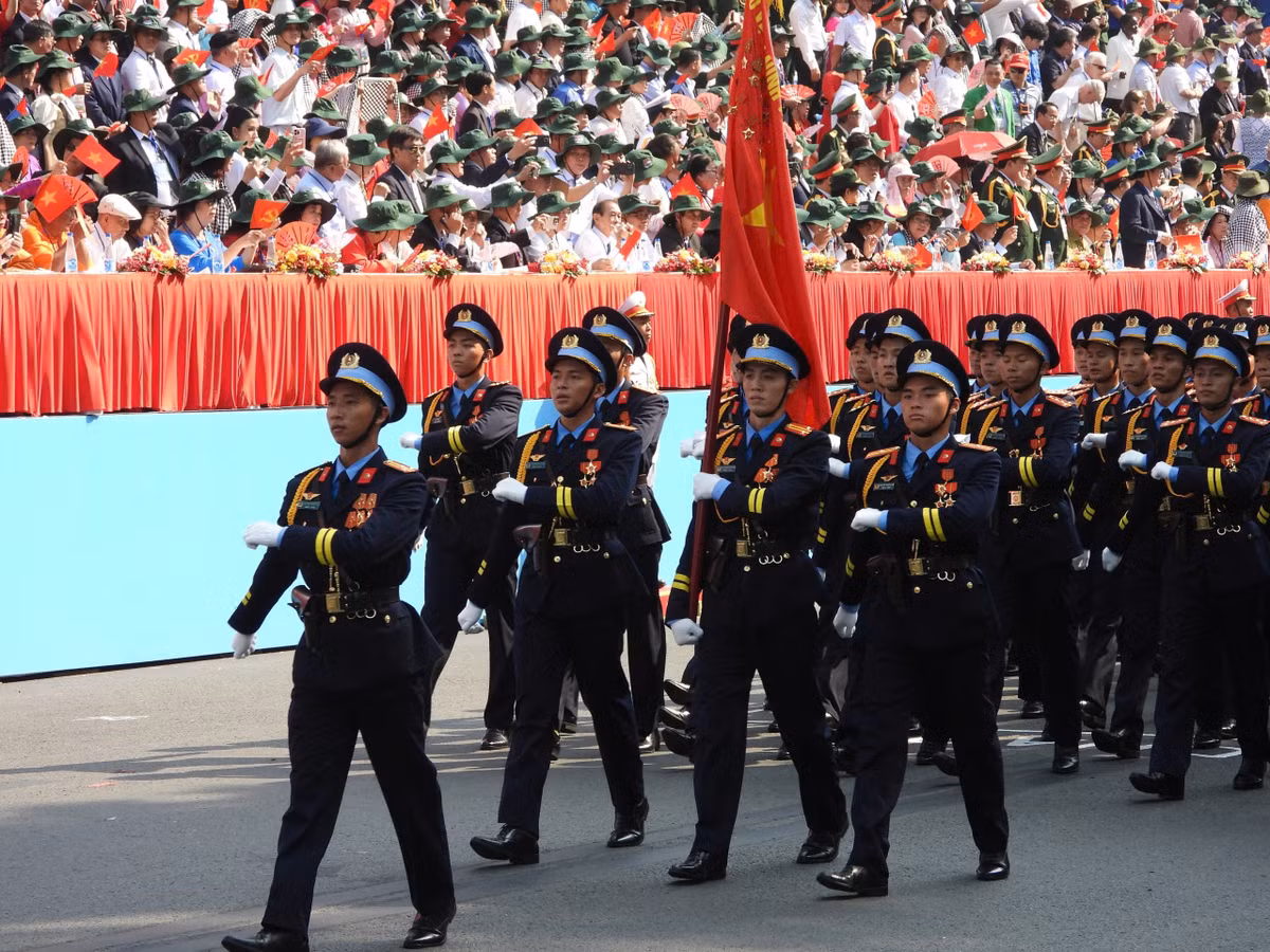  Khối nam sĩ quan Không quân Công an nhân dân: Không quân Công an nhân dân ra đời nhằm thực hiện nhiệm vụ quản lý, điều hành hoạt động bay phục vụ công tác huấn luyện và đấu tranh phòng, chống tội phạm, tham gia tìm kiếm cứu nạn, cứu hộ, phòng chống, khắc phục thảm họa, thiên tai và các nhiệm vụ khác. 