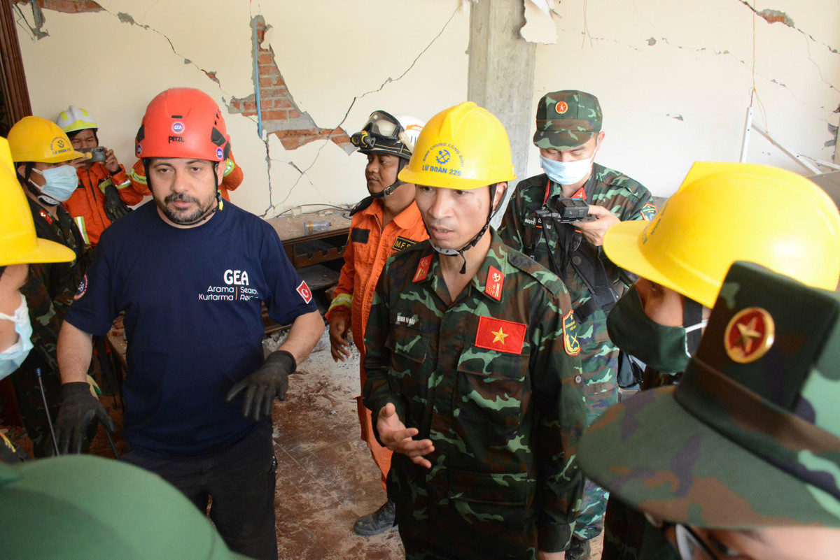 Bo doi Viet Nam no luc giai cuu 1 nan nhan dong dat con song