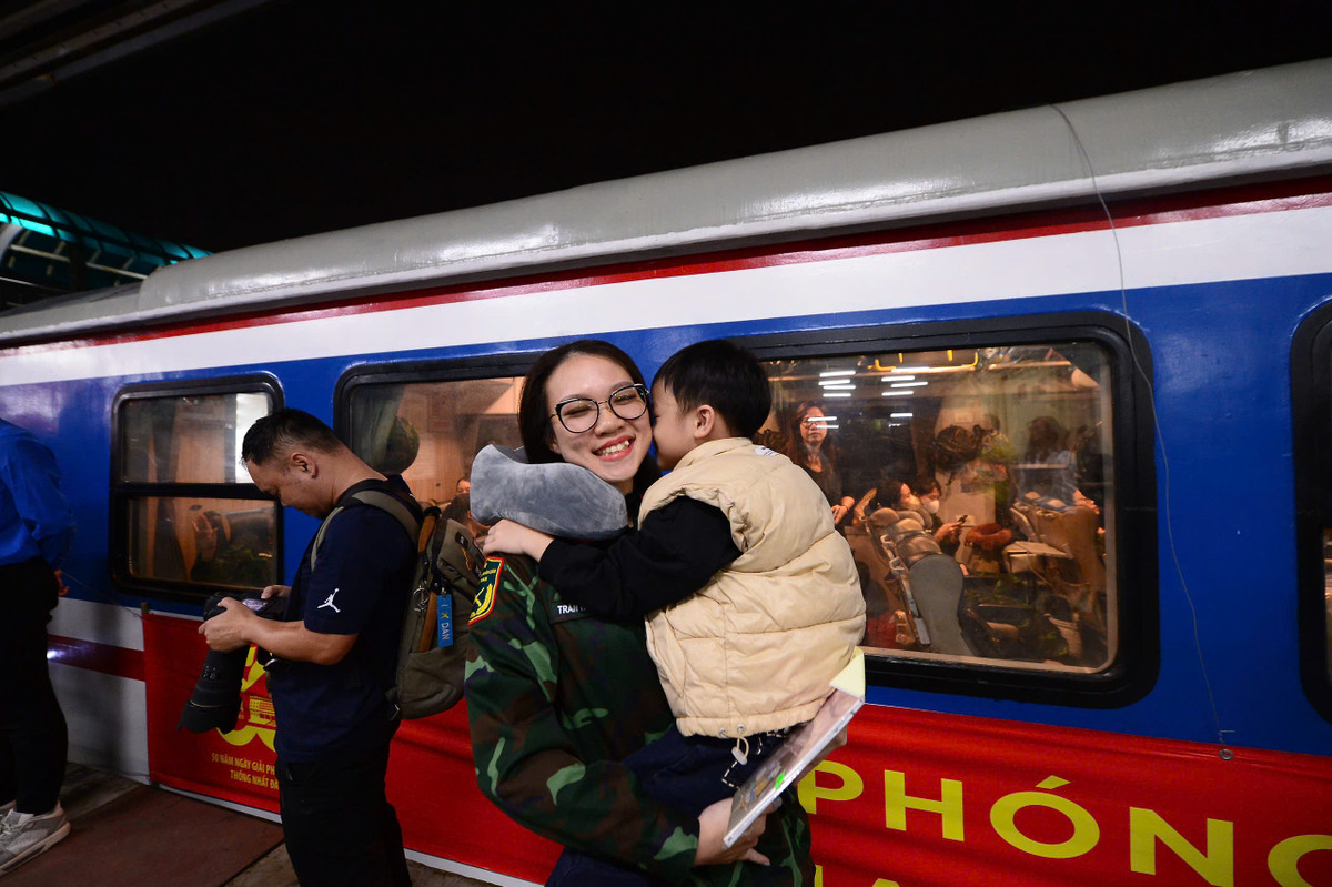 Theo Đại uý Trần Ngọc Hương, đây là lần đầu tiên chị công tác xa nhà và trong một nhiệm vụ đặc biệt. "Tôi có một bé trai 4 tuổi, trước khi đi cháu cứ bám lấy mẹ và hỏi bao giờ mẹ về. Nghe con nói vậy mà lòng tôi rưng rưng. Nhưng tôi luôn dặn lòng rằng mình đang thực hiện một nhiệm vụ thiêng liêng, là niềm vinh dự không phải ai cũng có được", Đại uý Hương nói.