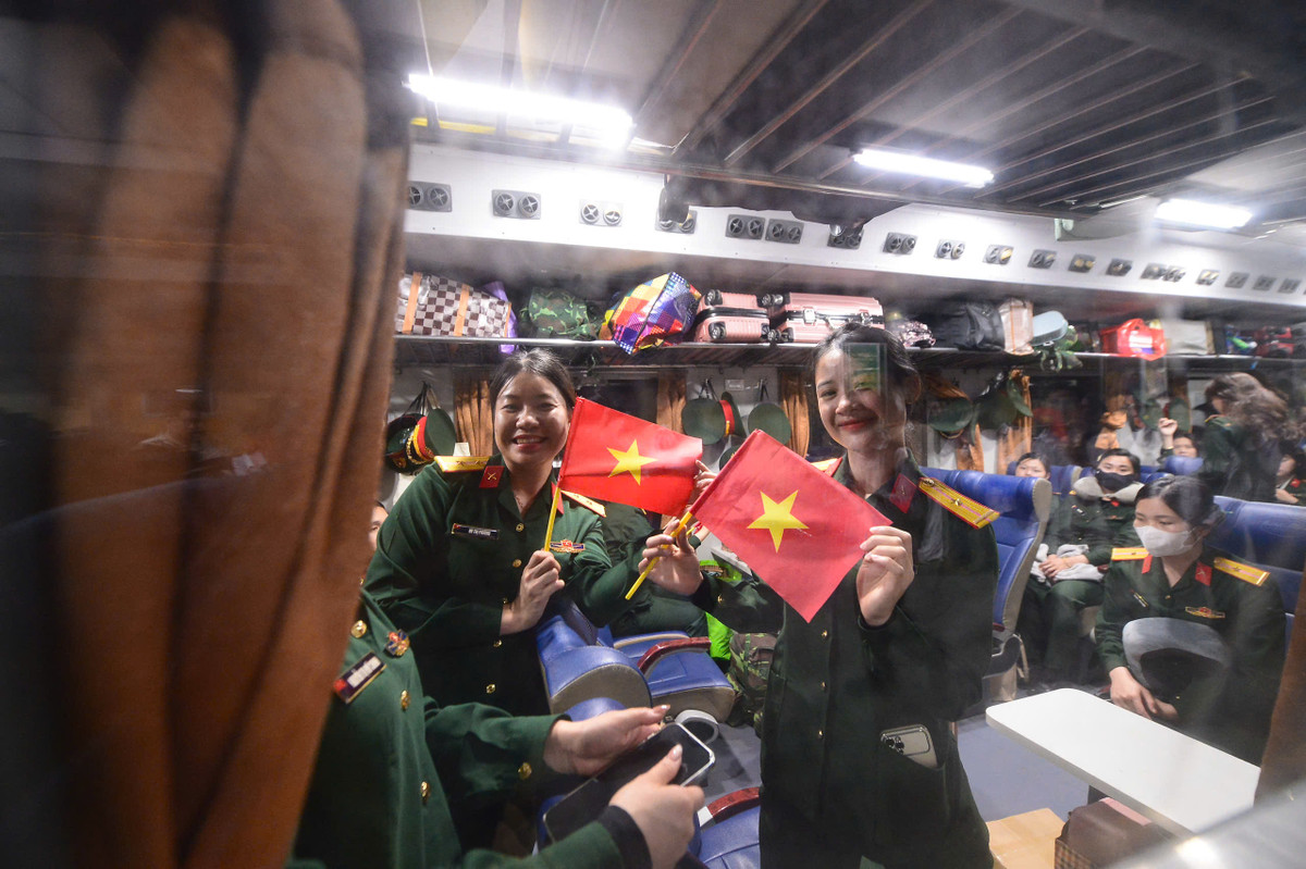 Trên tàu, các nữ quân nhân tranh thủ tập luyện nhẹ nhàng, cùng nhau chia sẻ chuyện nghề, chuyện gia đình, động viên nhau quyết tâm hoàn thành nhiệm vụ kỷ niệm 50 năm Giải phóng miền Nam.