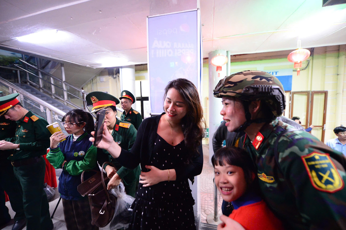 Lễ diễu binh, diễu hành kỷ niệm 50 năm ngày giải phóng miền Nam, thống nhất đất nước sẽ diễn ra trọng thể vào sáng 30/4 tại TPHCM, với hơn 13.000 người tham gia. Phần diễu binh của 35 khối thuộc lực lượng vũ trang, công an do Bộ Quốc phòng và Bộ Công an phối hợp thực hiện. Phần diễu hành sẽ do TP.HCM đảm nhiệm.