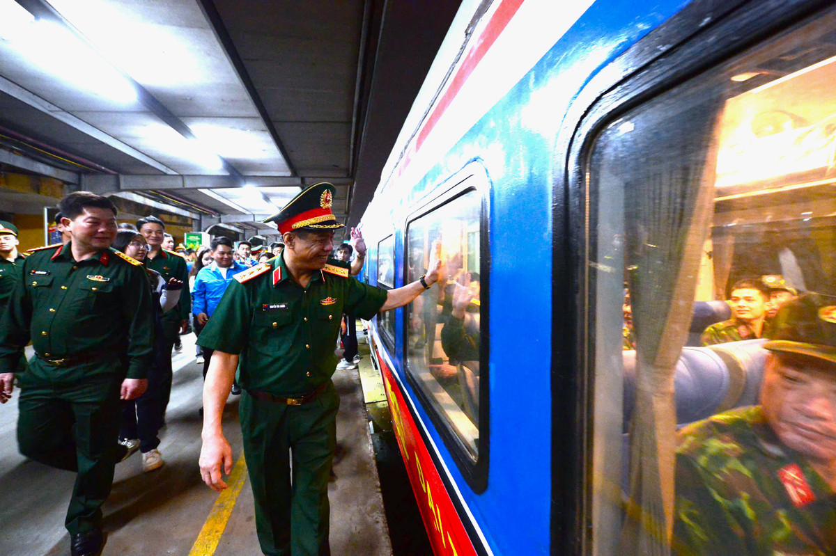 Chuyến tàu chở đoàn xuất phát đầu tiên tại ga Hà Nội tối 3/4 có Thượng tướng Nguyễn Văn Nghĩa, Phó tổng tham mưu trưởng Quân đội Nhân dân Việt Nam, và các lãnh đạo quân khu, quân đoàn đến động viên các lực lượng.