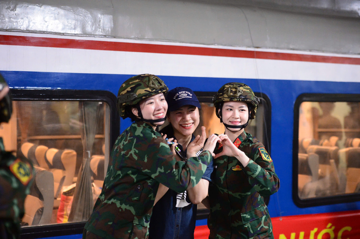 Các nữ chiến sĩ tranh thủ lưu lại những khoảnh khắc đáng nhớ cùng bạn bè và người thân trước giờ khởi hành.
