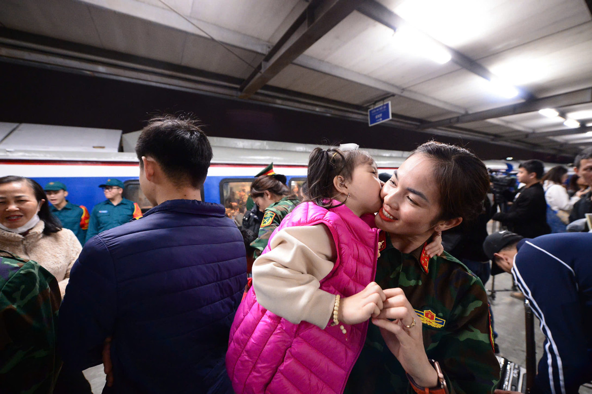 Có mặt từ sớm để tiễn các cán bộ, chiến sĩ là người thân, đồng đội cùng rất nhiều học sinh. Dù háo hức với nhiệm vụ quan trọng, nhưng không ít nữ quân nhân cũng mang trong mình nỗi nhớ nhà, nhớ con, nhớ những người thân yêu.