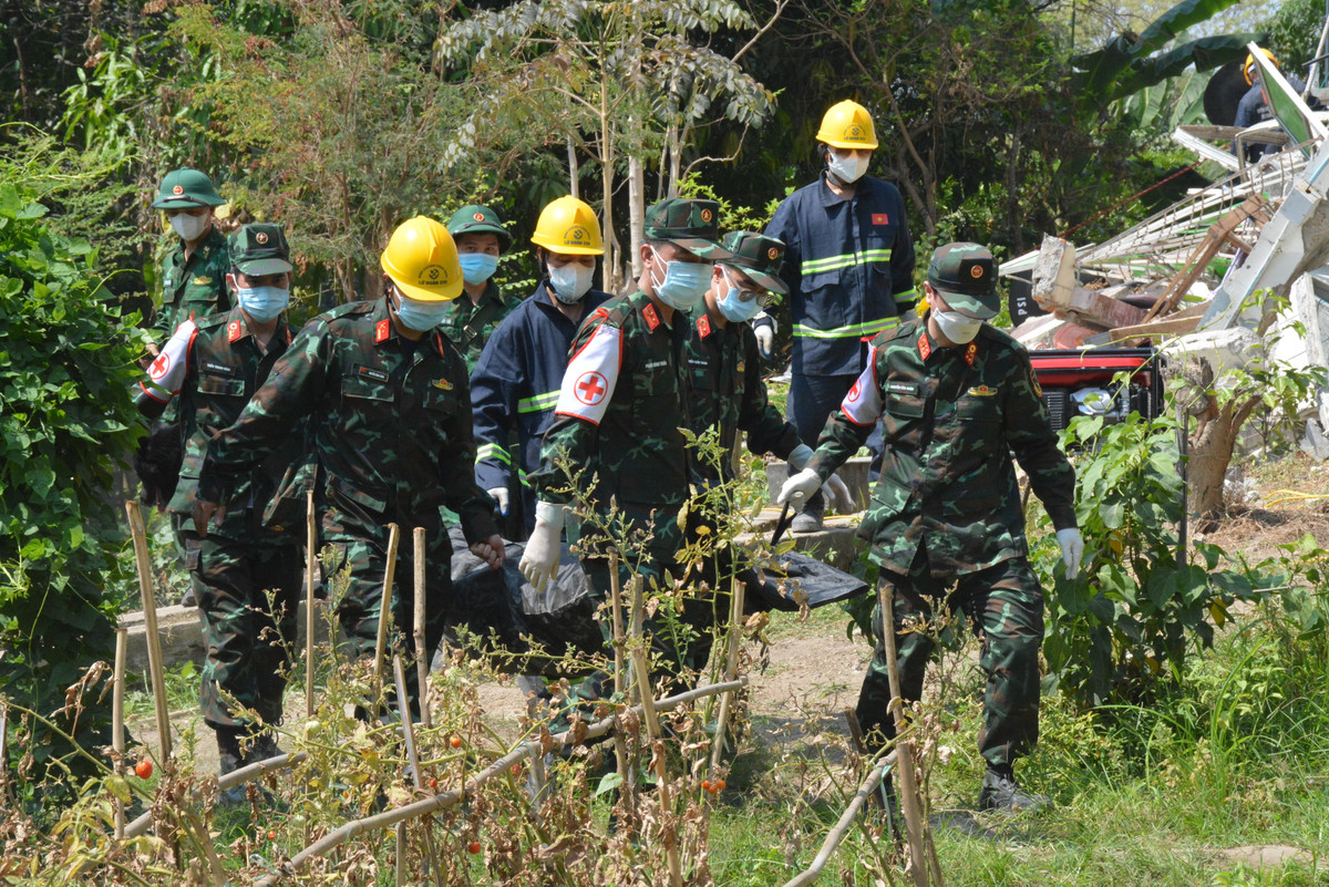 Tuy nhiên, với sự nỗ lực và quyết tâm khắc phục khó khăn, sau hơn 4 giờ đồng hồ, lực lượng cứu hộ, cứu nạn của Quân đội nhân dân Việt Nam đã đưa được thi thể cụ ông ra ngoài và bàn giao cho gia đình về lo hậu sự.