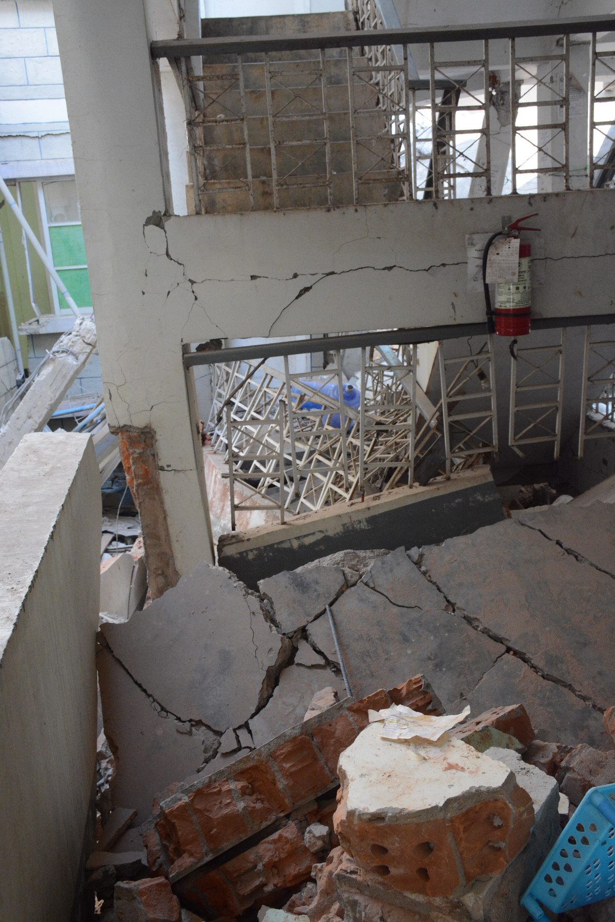 Khi động đất xảy ra, trong nhà có cụ ông và cụ bà cùng một cháu nhỏ, còn các con của cụ đều đi làm. Cháu nhỏ cũng bị mắc kẹt bên trong, nhưng sau đó được giải cứu trong tình trạng bị mất một chân.