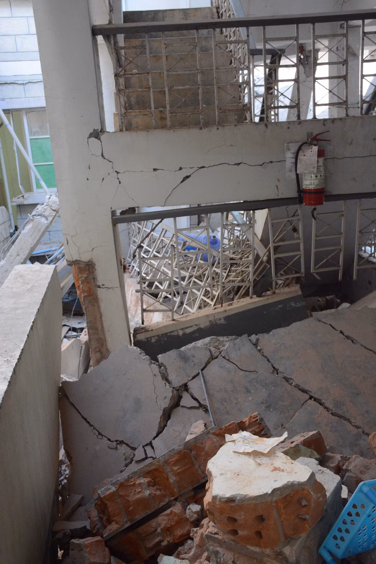 Khi động đất xảy ra, trong nhà có cụ ông và cụ bà cùng một cháu nhỏ, còn các con của cụ đều đi làm. Cháu nhỏ cũng bị mắc kẹt bên trong, nhưng sau đó được giải cứu trong tình trạng bị mất một chân.