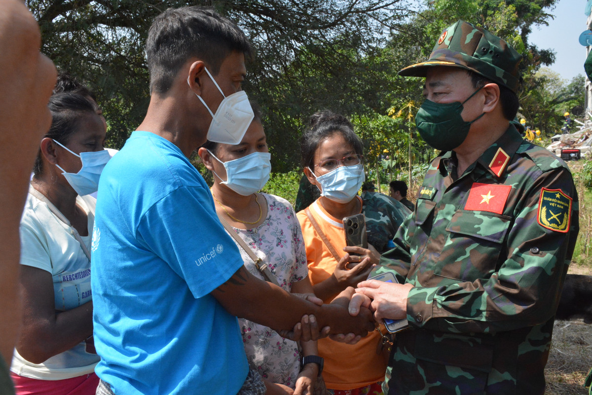 Thiếu tướng Phạm Văn Tỵ chia buồn và động viên gia đình nạn nhân.