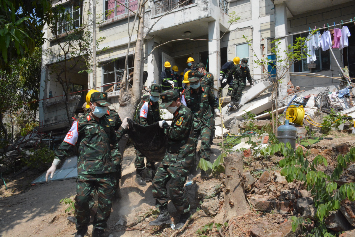 Tuy nhiên, với sự nỗ lực và quyết tâm khắc phục khó khăn, sau hơn 4 giờ đồng hồ, lực lượng cứu hộ, cứu nạn của Quân đội nhân dân Việt Nam đã đưa được thi thể cụ ông ra ngoài và bàn giao cho gia đình về lo hậu sự.