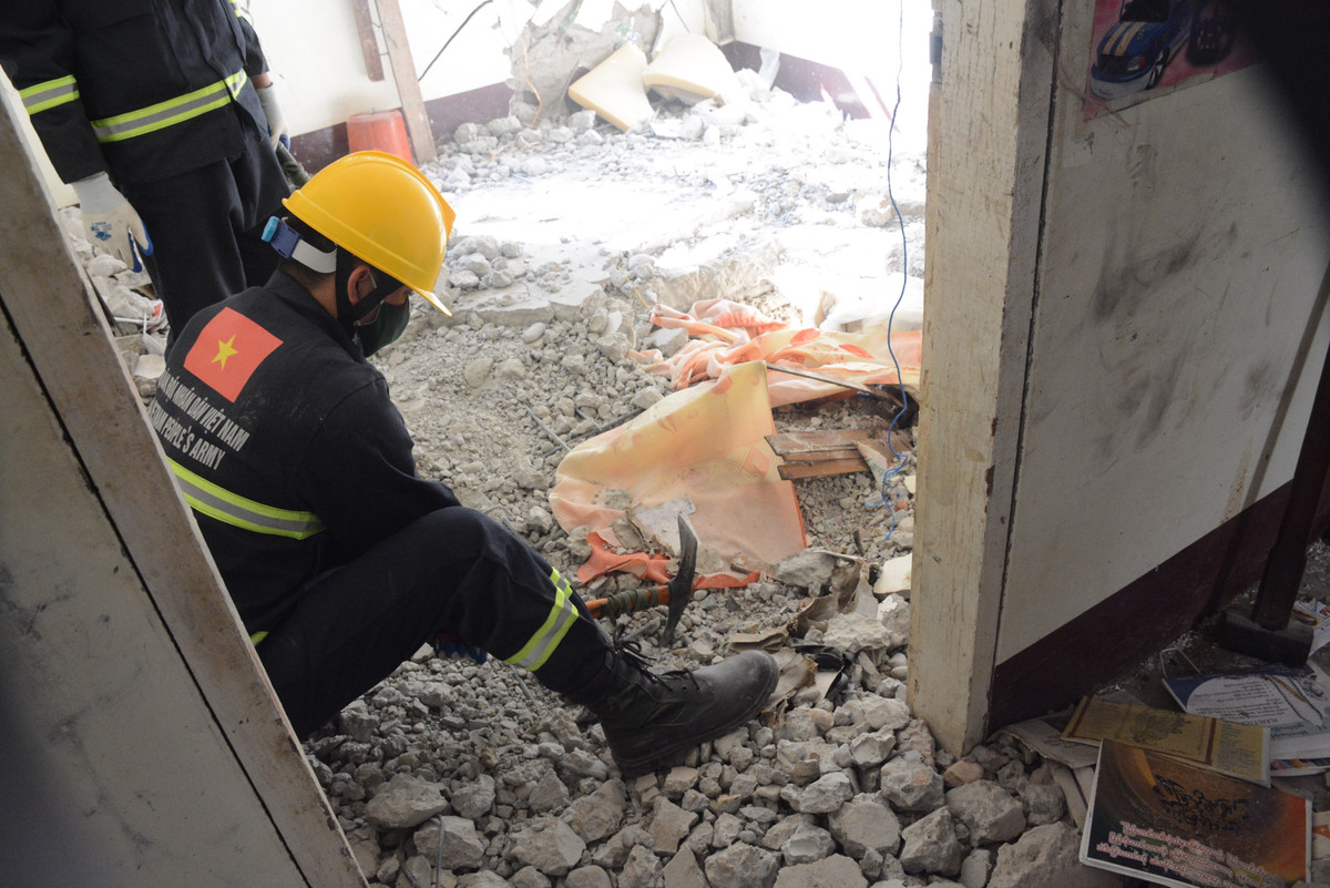 Vào lúc 10h40, ngày 1/4 (giờ địa phương), lực lượng cứu hộ, cứu nạn của Quân đội nhân dân Việt Nam đã đưa được thi thể một nạn nhân ra ngoài tòa nhà bị sập do động đất tại thủ đô Naypyidaw của Myanmar. 