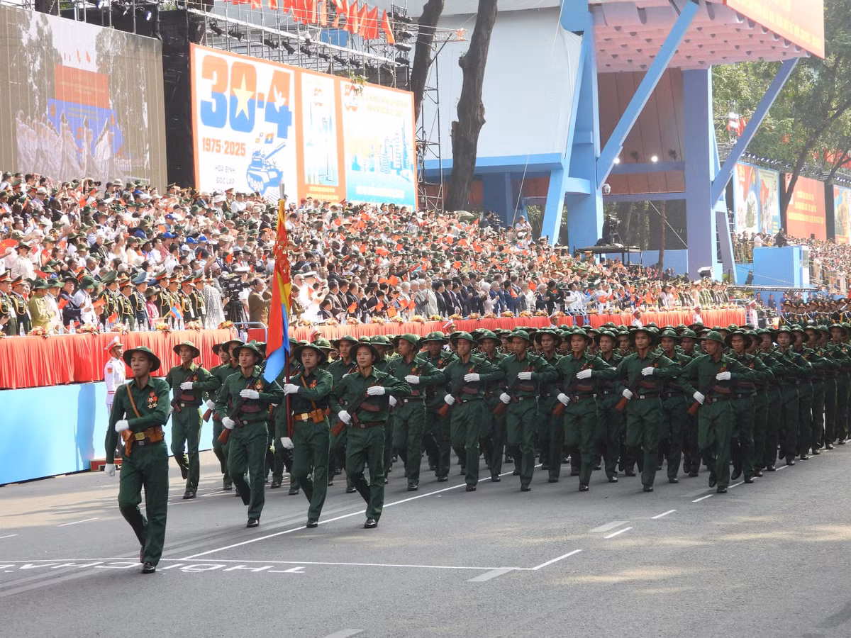  Khối Chiến sĩ Giải phóng quân: Trong cuộc kháng chiến chống Mỹ cứu nước, các chiến sĩ Giải phóng quân với ý chí kiên trung, bất khuất, đã chiến đấu dũng cảm, sẵn sàng hy sinh cho sự nghiệp đấu tranh giải phóng dân tộc, thống nhất đất nước với quyết tâm “Đánh cho Mỹ cút, đánh cho ngụy nhào” để Bắc - Nam sum họp một nhà như mong ước của Bác Hồ kính yêu. 