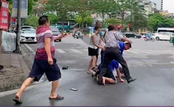 2 doi tuong hanh hung phong vien Dai Ha Noi khi dang tac nghiep