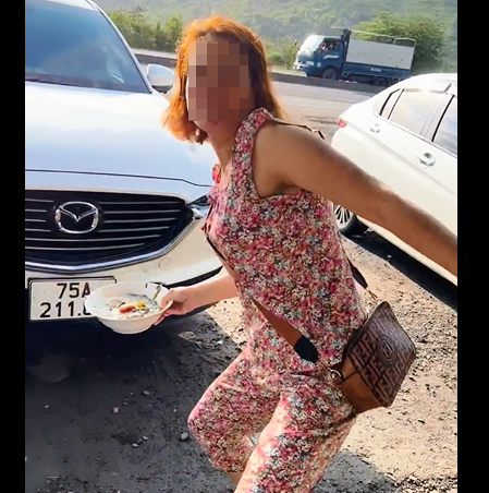  Nhà hàng tỉnh Khánh Hòa "chặt chém", dọa nạt: Ngày 6/2/2022, một nhà hàng ở đèo Rọ Tượng, huyện Ninh Hòa cũng bị một du khách "bóc phốt" trên mạng xã hội về hành vi "chặt chém". Theo vị khách, nhà hàng chỉ để tên món ăn và không niêm yết giá nên gia đình thỏa thuận 1 đĩa giá 50.000 đồng. Nhà hàng đã dọn lên 4 đĩa cơm và 1 tô canh cá ngừ. Đến khi tính tiền nhà hàng báo giá 4 đĩa cơm 200.000 đồng, 3 lon nước 60.000 đồng và tô canh 150.000 đồng. Không những vậy, chủ nhà hàng này còn có hành vi đe dọa tạt canh sau khi khách có thắc mắc. Ngày 10/2, UBND xã Ninh Ích xử phạm đối với bà Nguyễn Thu H - chủ quán Cơm Gà (đèo Rọ Tượng) 750 ngàn đồng.