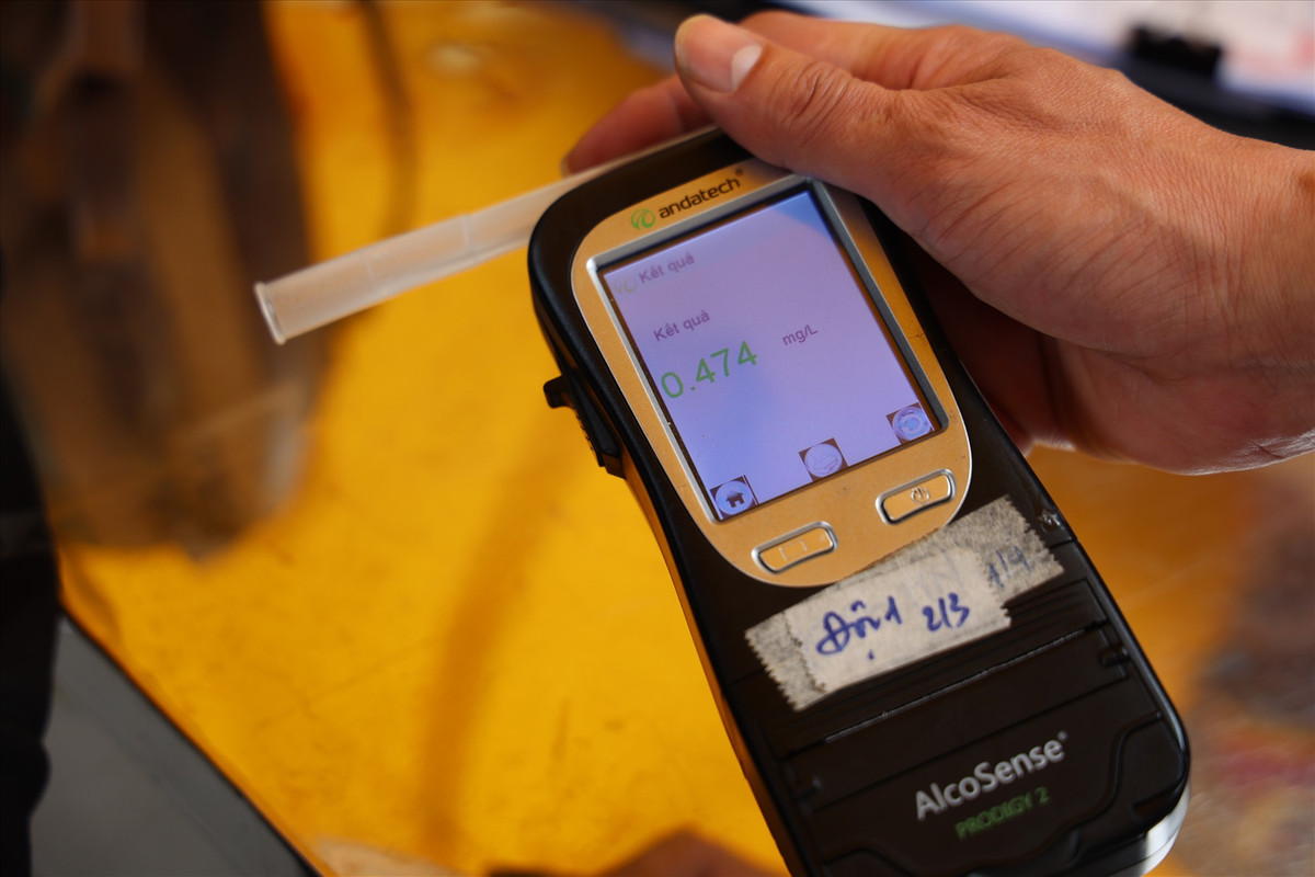 Trong tháng 4/2023 tại tỉnh này cũng đã xảy ra nhiều trường hợp cán bộ vi phạm nồng độ cồn: Cụ thể, ông T.V.L. (Phó trưởng Công an xã Tân Phú, huyện Thới Bình, tỉnh Cà Mau) vi phạm ngày 7/4, nồng độ cồn 0,214mg; ông H.V.T (Phó Ban Tổ chức Thành uỷ Cà Mau) vi phạm ngày 14/4, nồng độ cồn 0,685mg; ông L.A.P. (cán bộ UBND xã Tân Phú, huyện Thới Bình, tỉnh Cà Mau) vi phạm ngày 19/4, nồng độ cồn 0,794mg;…Những trường hợp này đều đã bị cơ quan chức năng xử phạt hành chính.... (Ảnh minh họa)