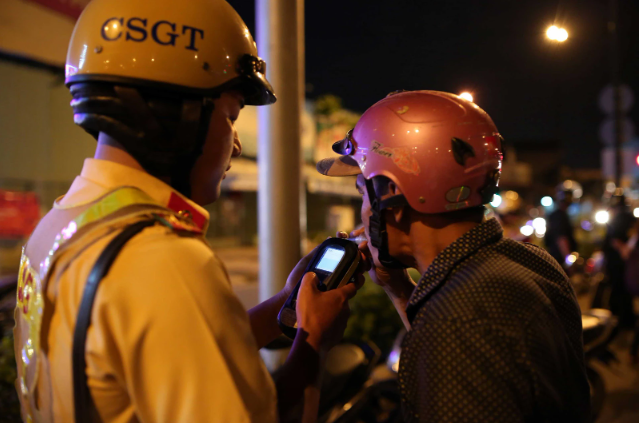  Phó Chủ tịch vi phạm nồng độ cồn không giấy phép lái xe: Cuối tháng 11/2022, Tổ Tuần tra kiểm soát đã phát hiện và lập biên bản vi phạm hành chính đối với ông Huỳnh Thanh Tuấn (Phó Chủ tịch UBND xã Lý Văn Lâm, thành phố Cà Mau) điều khiển xe mô tô BKS 69C1-202.02 vi phạm nồng độ cồn (0,874mg); không có Giấy phép lái xe và điều khiển xe không mang theo Giấy đăng ký xe. Đến cuối tháng 3/2023, Ban Chấp hành Đảng bộ xã Lý Văn Lâm đã họp và thống nhất kiểm điểm rút kinh nghiệm đối với ông Tuấn về Đảng. Sau đó, UBND thành phố đã tổ chức họp và cũng thống nhất kiểm điểm rút kinh nghiệm ông Tuấn. 