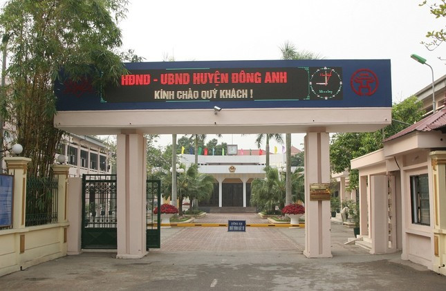  Chủ tịch xã uống rượu lái ô tô biển giả: Ông Hoàng Xuân Hùng - Chủ tịch UBND xã Tiên Dương, huyện Đông Anh, TP Hà Nội lái xe vi phạm nồng độ cồn. Ngoài ra, ông này còn lái ô tô mang biển kiểm soát giả. Sau đó, Công an huyện Đông Anh đã ban hành quyết định xử phạt hành chính 17 triệu đồng. Ngày 6/6, đại diện UBND huyện Đông Anh cho biết, ngay sau khi nắm được thông tin vụ việc, tập thể UBND huyện đã họp và có hình thức xử lý đối với ông Hùng theo quy định. Hiện huyện đang chuẩn bị báo cáo để thông tin chính thức đến báo chí về vụ việc này. 