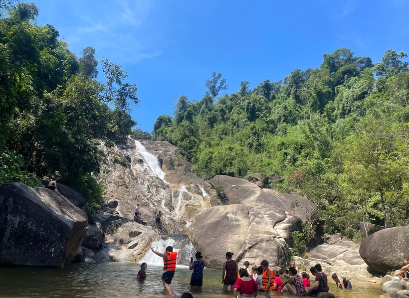 Thác Ma Hao (còn gọi là thác Chó ngáp) thuộc làng Năng Cát, xã Trí Nang (Lang Chánh, Thanh Hóa), cách trung tâm TP Thanh Hóa khoảng 100km. Ngọn thác này nằm ở chân núi Chí Linh, được biết đến với vẻ đẹp hùng vĩ và nên thơ nhưng cũng chứa đựng nhiều điều huyền bí. 