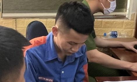 Xác minh người bán chiếc điện thoại nói trên, Công an Thanh Hóa biết được đó là Lê Văn Hoàng (SN 2004, trú tại phường Quảng Thành, TP Thanh Hóa) hiện làm nhân viên một cây xăng. Hoàng chưa có tiền án, tiền sự, ở địa phương khá ngoan hiền. Tiếp tục xác minh, công an phát hiện nhiều căn cứ cho thấy Hoàng liên quan đến cái chết của anh T. nên tiến hành bắt giữ. 