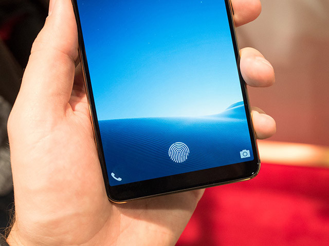 Các trinh sát tiến hành rà soát camera an ninh và phát hiện hình ảnh một thanh niên chở theo sau bao tải giống đựng thi thể người. Từ những hình ảnh này, công an xác định vụ án đã xảy ra tại TP Thanh Hóa, nơi phát hiện thi thể nạn nhân T chỉ là hiện trường phụ. Lúc này, có một công dân sau khi đọc thông báo truy tìm tang vật đã tìm đến cơ quan điều tra để giao nộp chiếc điện thoại di động. Chiếc điện thoại này, sau đó được xác định là của nạn nhân T. Theo công dân trên, anh ta mua lại chiếc điện thoại ấy với giá hơn 2 triệu đồng. (Ảnh minh họa, nguồn Internet) 