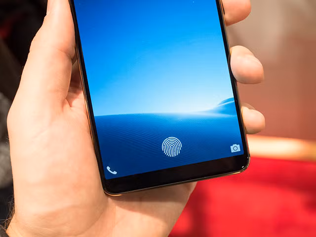 Các trinh sát tiến hành rà soát camera an ninh và phát hiện hình ảnh một thanh niên chở theo sau bao tải giống đựng thi thể người. Từ những hình ảnh này, công an xác định vụ án đã xảy ra tại TP Thanh Hóa, nơi phát hiện thi thể nạn nhân T chỉ là hiện trường phụ. Lúc này, có một công dân sau khi đọc thông báo truy tìm tang vật đã tìm đến cơ quan điều tra để giao nộp chiếc điện thoại di động. Chiếc điện thoại này, sau đó được xác định là của nạn nhân T. Theo công dân trên, anh ta mua lại chiếc điện thoại ấy với giá hơn 2 triệu đồng. (Ảnh minh họa, nguồn Internet) 