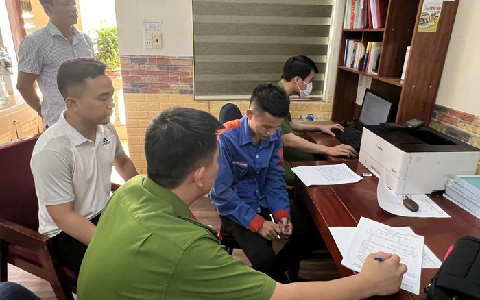 Tại cơ quan công an, trước những chứng cứ không thể chối cãi, Hoàng đã thừa nhận mình là hung thủ sát hại anh T. Theo đó, trong một lần tình cờ gặp nhau ngoài đường, anh T và Hoàng đã kết bạn. Khi T. ngỏ ý vay tiền, Hoàng đồng ý với điều kiện cắt lãi khá cao. Hoàng cho T. vay 5 triệu đồng, giữ lại tới 2,7 triệu đồng tiền lãi. Sau khi vay tiền xong, T. cắt mọi liên lạc với Hoàng. 