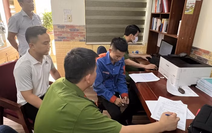 Tại cơ quan công an, trước những chứng cứ không thể chối cãi, Hoàng đã thừa nhận mình là hung thủ sát hại anh T. Theo đó, trong một lần tình cờ gặp nhau ngoài đường, anh T và Hoàng đã kết bạn. Khi T. ngỏ ý vay tiền, Hoàng đồng ý với điều kiện cắt lãi khá cao. Hoàng cho T. vay 5 triệu đồng, giữ lại tới 2,7 triệu đồng tiền lãi. Sau khi vay tiền xong, T. cắt mọi liên lạc với Hoàng. 