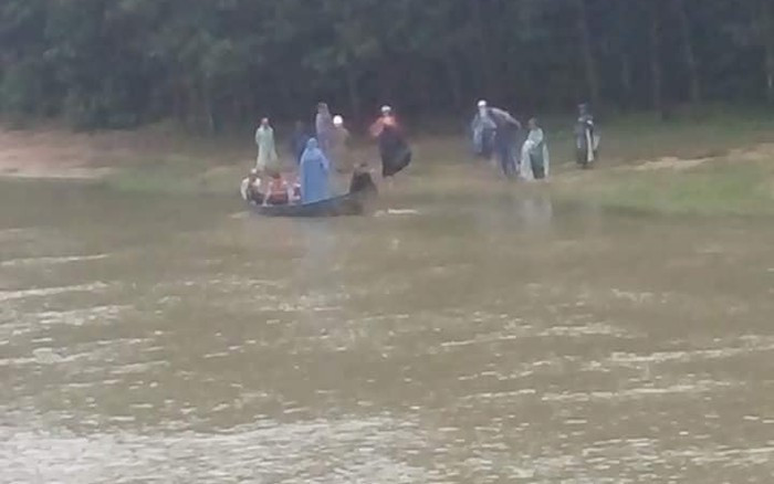 Theo hồ sơ vụ án, chiều 1/6/2022, tại sông Mã đoạn qua huyện Hoằng Hóa, Thanh Hóa có một bao tải lập lờ dạt vào bờ, bốc mùi rất khó chịu. Người dân tò mò mở miệng bao ra thì giật mình vì bên trong là một thi thể đã phân hủy. Có mặt tại hiện trường, Công an tỉnh Thanh Hóa xác định thi thể trên là nam giới, đã phân hủy mạnh. Thi thể này bị trói, miệng cuốn bằng băng dính rất chặt. (Ảnh minh họa, nguồn Báo Người Lao Động) 