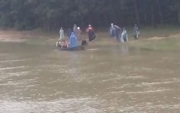 Theo hồ sơ vụ án, chiều 1/6/2022, tại sông Mã đoạn qua huyện Hoằng Hóa, Thanh Hóa có một bao tải lập lờ dạt vào bờ, bốc mùi rất khó chịu. Người dân tò mò mở miệng bao ra thì giật mình vì bên trong là một thi thể đã phân hủy. Có mặt tại hiện trường, Công an tỉnh Thanh Hóa xác định thi thể trên là nam giới, đã phân hủy mạnh. Thi thể này bị trói, miệng cuốn bằng băng dính rất chặt. (Ảnh minh họa, nguồn Báo Người Lao Động) 