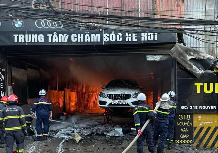 Ha Noi: Gara o to chay ngun ngut, cot khoi boc cao hang tram met-Hinh-2