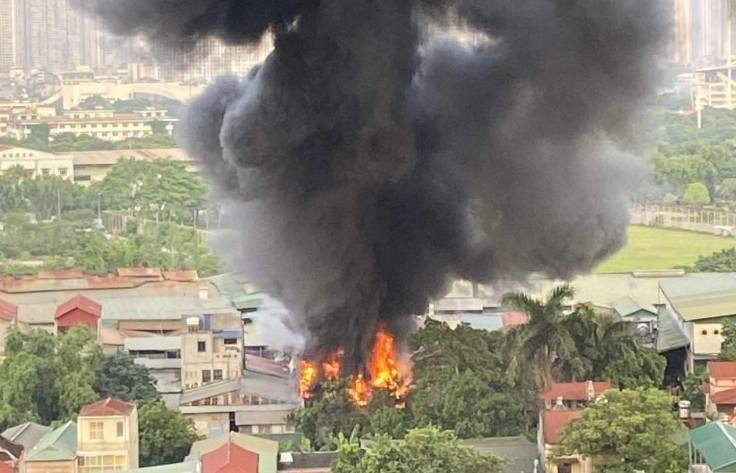 Ha Noi: Gara o to chay ngun ngut, cot khoi boc cao hang tram met
