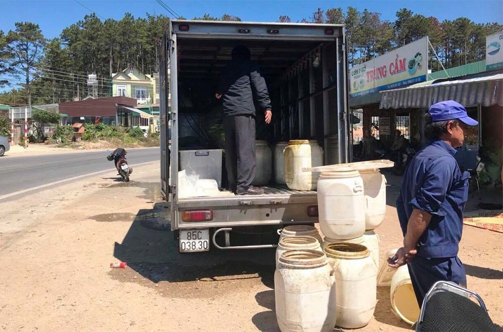  Đôi nam nữ ngạt khí khi ngủ trong ô tô đóng kín cửa, 1 người chết: Khoảng 6h30 - 7h sáng 24/3/2018, khách hàng ở Đà Lạt, Lâm Đồng chờ lâu không thấy xe đến giao hàng nên chạy xe về hướng Ninh Thuận xem sao. Đến địa bàn thôn Phát Chi, xã Trạm Hành, thuộc TP. Đà Lạt thì gặp xe 85C - 038.30, là xe tải đông lạnh chở tôm mà họ đang chờ đỗ bên lề quốc lộ 20. Thấy yên lặng bất thường, khách mở cửa cabin thì thấy anh Nguyễn Hữu D. tài xế, đã chết, người đang hôn mê là chị Nguyễn Thị Q, 39 tuổi, cả hai đều ở tỉnh Ninh Thuận, vẫn thường giao hàng ở Đà Lạt. Theo nhận định của cơ quan chức năng, 2 người bị ngạt khí nên dẫn đến sự việc trên.