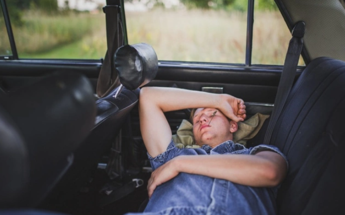 Thứ hai, chọn nơi thông thoáng và râm mát để đỗ xe. Không gian rộng giúp khí thải từ ống xả nhanh tản đi, không quẩn quanh ô tô. Thứ ba, các tài xế không nên ngủ trong xe quá lâu. Tốt nhất, nên đặt chuông báo thức liên tiếp 15-30-45-60 phút để không ngủ quên trên xe quá lâu, đồng thời tài xế có thể dễ dàng ứng phó khi có sự cố bất ngờ xảy ra. (Ảnh minh họa)