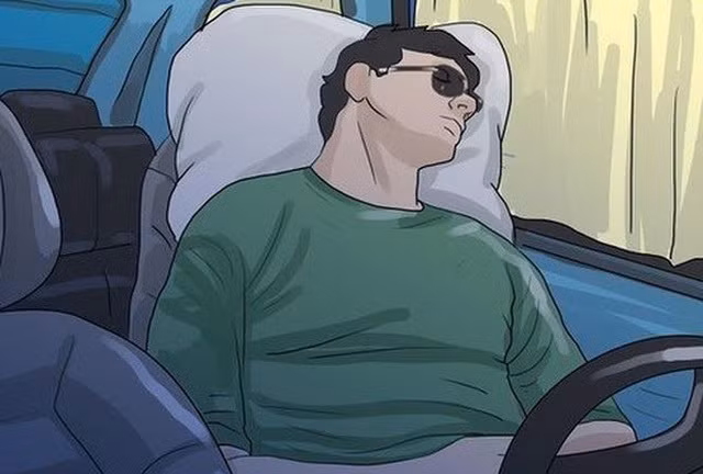 Theo phân tích của các chuyên gia y tế, ngủ trong xe ô tô giống như ngủ trong một căn phòng hẹp và kín. Vì vậy, việc kéo kín kính, bật máy lạnh để ngủ là vô cùng nguy hiểm, bởi điều hòa trong xe chỉ làm lạnh không khí trong xe chứ không cân bằng không khí giữa bên trong và ngoài. Điều này, có thể dẫn tới hiện tượng thiếu oxy làm người ngủ trong xe lịm dần đi và có nguy cơ tử vong vì ngạt. Nếu sống thì di chứng về não là rất lớn bởi não không có oxy trong thời gian dài. (Ảnh minh họa)