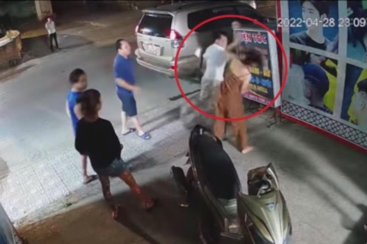 Khi đến tiệm cắt tóc thì có 6 người gồm 4 nam và 2 nữ đang đứng ở sân, ông Đoàn yêu cầu anh N. về Công an phường Đề Thám để giải quyết. Anh N. không đồng ý nên đã xảy ra cãi vã, xô xát. Do bức xúc trước thái độ và lời nói xúc phạm của một số người trong nhóm nên ông Đoàn đã thiếu kiềm chế, tát vào đầu chị Triệu Mùi K. và anh Phùng Đức N.. Ngay sau đó, tổ công tác của Công an phường Đề Thám đã kịp đến can ngăn, lập biên bản vụ việc.