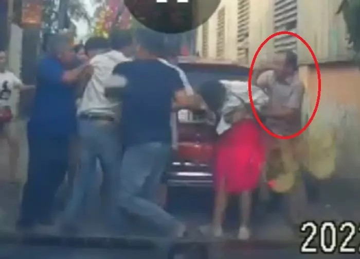  Giáng chức, điều chuyển công tác Đội phó Công an hành hung phụ nữ: Ngày 1/6/2022, Công an tỉnh Bình Dương kỷ luật Đại úy Trần Xuân Phương, Đội phó thuộc Phòng Cảnh sát quản lý hành chính về trật tự xã hội (PC06) bằng hình thức giáng chức, điều chuyển công tác sang bộ phận khác. Trước đó, khoảng 16h ngày 11/4, chị N.T.A.H (SN 1989, ngụ Bình Dương) cùng gia đình đi xe ô tô vào nhà ở đường An Thạnh 14 (phường An Thạnh, TP Thuận An). Khi vừa vào hẻm được khoảng 100m thì bị một số xe ô tô đậu chắn lối đi không thể vào trong.