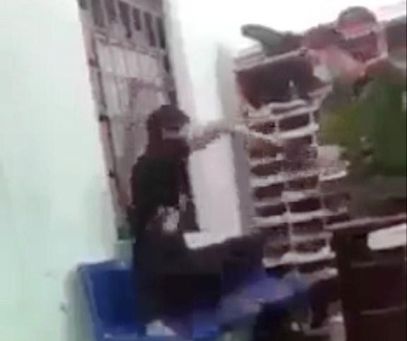  Công an phường dí roi điện vào người thanh niên bị còng tay ở Quảng Nam: Ngày 4/10/2021, đại tá Lê Trung Hai, Trưởng Công an thị xã Điện Bàn (Quảng Nam) đã ban hành quyết định đình chỉ công tác đối với Đại úy Trần Đình Định - cán bộ Công an phường Vĩnh Điện có hành vi dí roi điện vào người thanh niên bị còng tay. Trong khi đó, xác minh bước đầu cho thấy đây chỉ là hình thức "hù dọa" trong quá trình lấy lời khai vì nam thanh niên ngoan cố không chịu hợp tác.