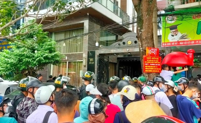 Nếu như Tuấn "thần đèn" được cho là ngang ngược, hung hăng trong giới giang hồ thì Mạnh “gỗ” được biết đến là đối tượng khéo ăn nói, xử lý mềm dẻo các mâu thuẫn trong giới, vướng mắc trong việc làm ăn, phân chia quyền lợi... Đây là nhân vật khá kín tiếng trong số các trùm giang hồ có tiếng ở xứ Thanh. Được biết, tên gọi Mạnh “gỗ” là do trước đây Mạnh thường buôn bán gỗ từ Lào, vùng biên giới của tỉnh Thanh Hoá. Ngày 11/5, Công an tỉnh Thanh Hóa khám xét nơi ở của Mạnh “gỗ” để điều tra làm rõ một số vi phạm.