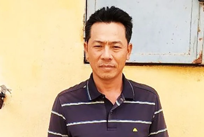 Nguyễn Văn Hoàn (tức Hoàn “Xuyến”, 48 tuổi) được biết đến là một trong những anh chị có máu mặt ở huyện Di Linh, tỉnh Lâm Đồng. Người này đã có nhiều tiền án, tiền sự về tội “Cố ý gây thương tích”. Ngày 9/5, Hoàn dùng máy cày chở nhiều người mang theo dao, rựa đến thửa đất tại xã Tân Lâm chém ông Nguyễn Hoàng Khải (48 tuổi, ngụ xã Lộc Đức, huyện Bảo Lâm) trọng thương. Ngày 15/5, Công an huyện Di Linh đã khởi tố bắt tạm giam Nguyễn Văn Hoàn. 